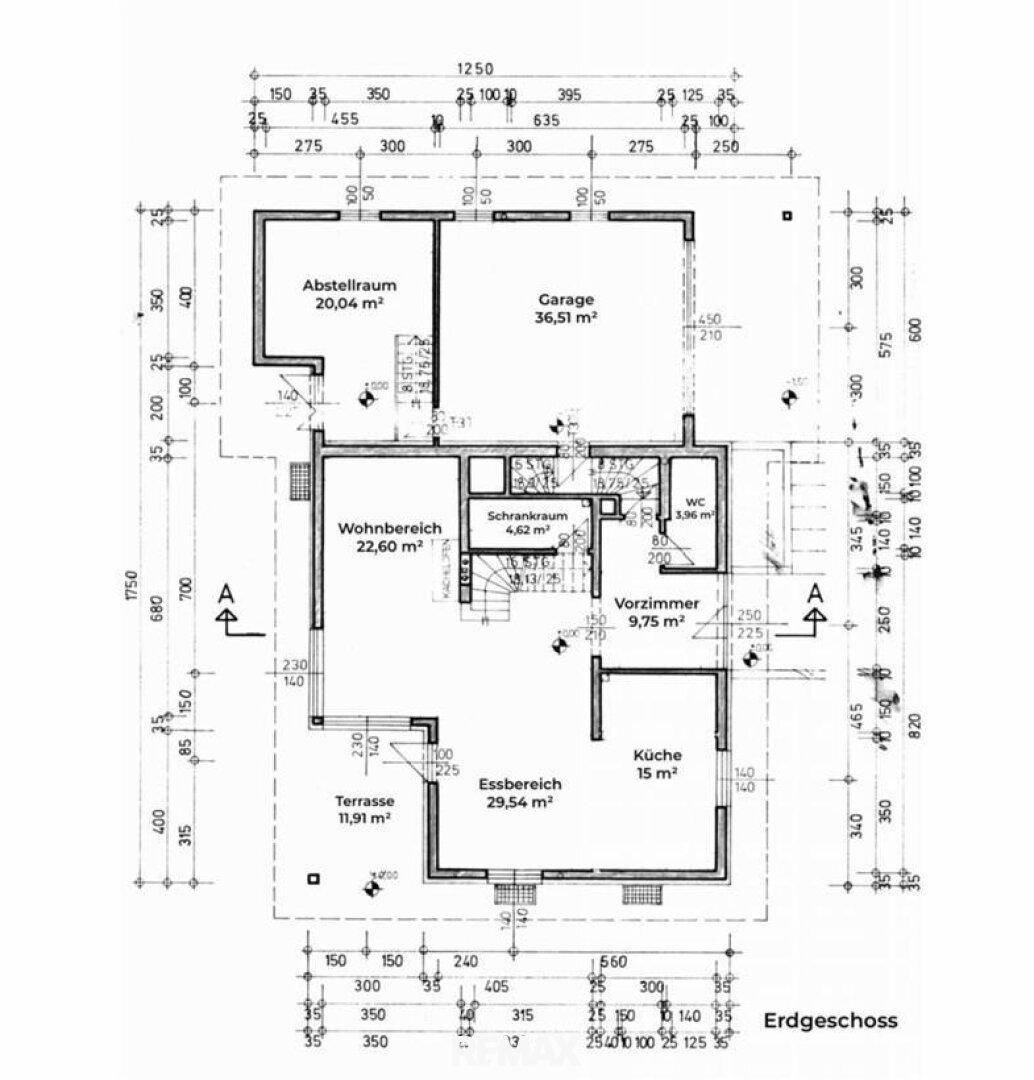 Grundriss des Erdgeschosses mit Wohnbereich, Küche, Garage und Terrasse.