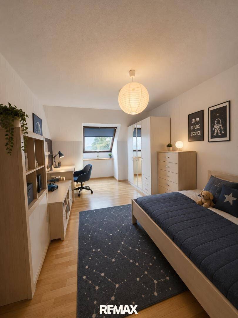 Modern eingerichtetes Kinderzimmer mit Bett, Schreibtisch und Dachfenster.