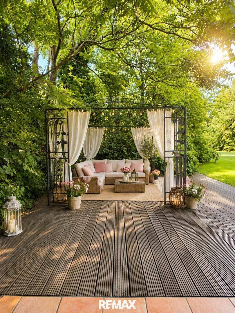 Idyllischer Gartenbereich mit Holzterrasse, Pavillon und bequemer Lounge-Sitzgruppe.