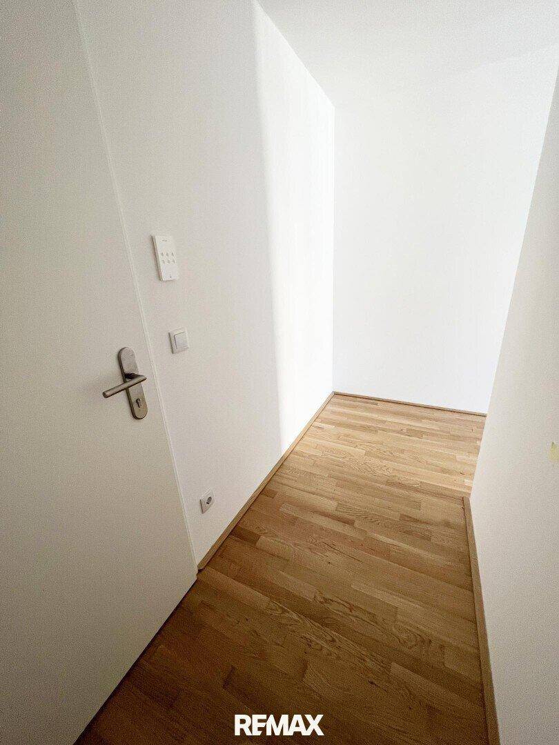 Unmöblierter Eingangsbereich mit hellem Holzboden, bietet Platz für individuelle Gestaltung.