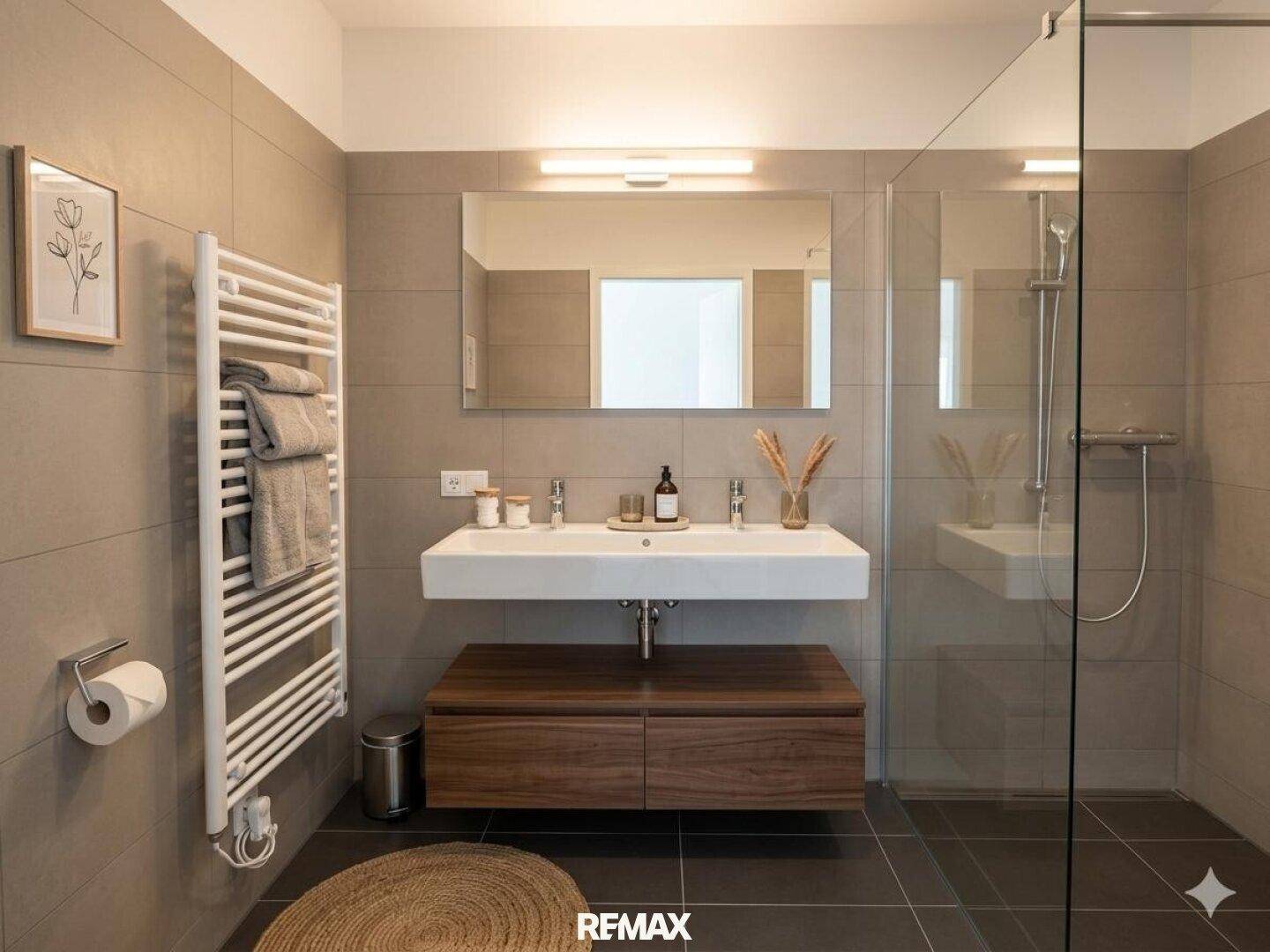 Modernes Badezimmer mit Doppelwaschbecken, großer Dusche und beheiztem Handtuchhalter, elegant gefliest.