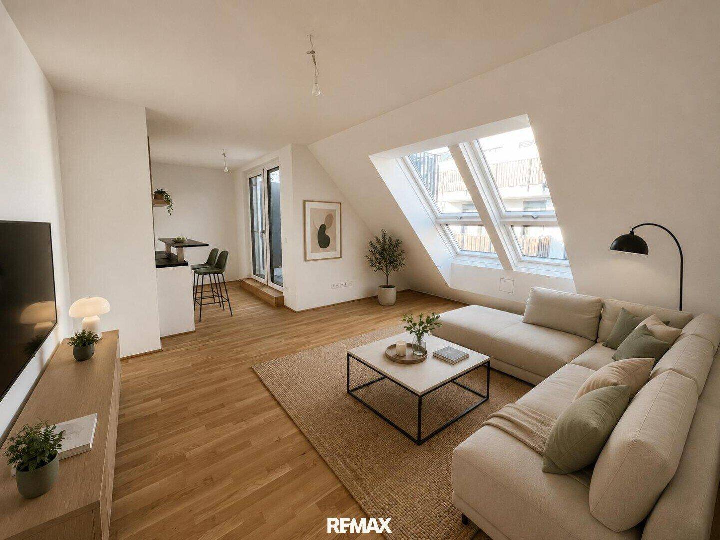 Helles Wohnzimmer mit gemütlichem Sofa, Holzboden und großen Dachfenstern, die viel Tageslicht hereinlassen.