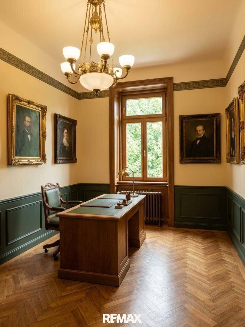 Klassisches Arbeitszimmer mit großem Holzschreibtisch, eleganten Möbeln und Fischgrätparkettboden.