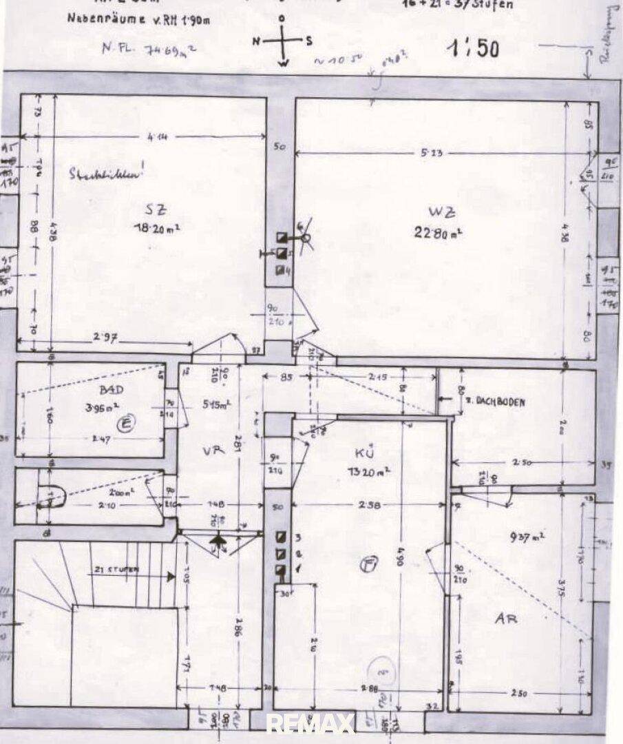 Übersichtlicher handgezeichneter Grundriss mit Schlafzimmer, Wohnzimmer, Bad und Küche sowie Treppenhaus.