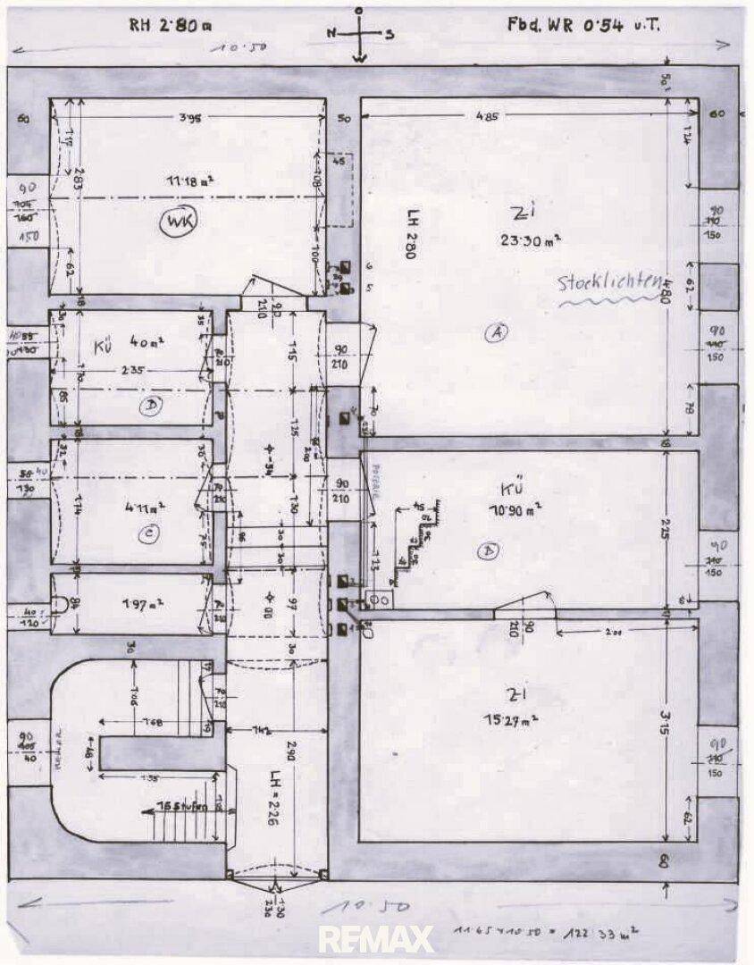 Detaillierter handgezeichneter Grundriss mit Raummaßen und einer klaren Aufteilung der Wohnbereiche.
