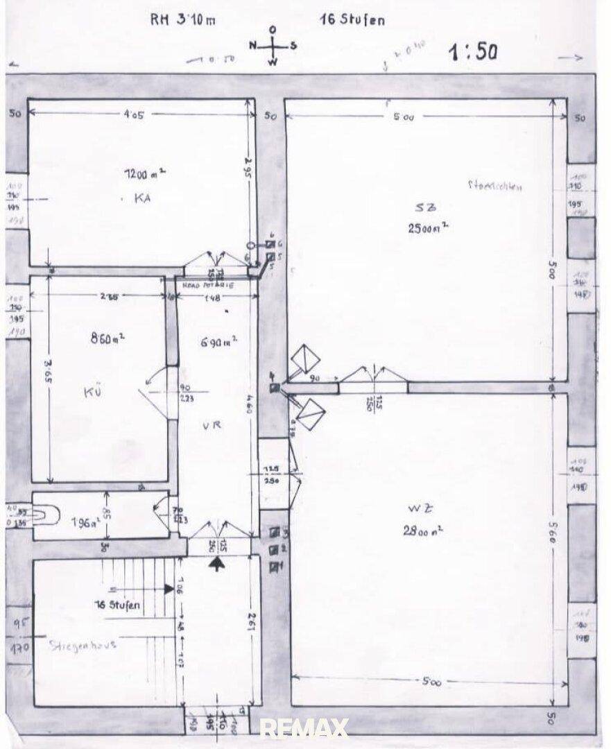 Handgezeichneter Grundriss mit Raumaufteilung, Maßen und Treppenhaus, im Maßstab 1:50 dargestellt.