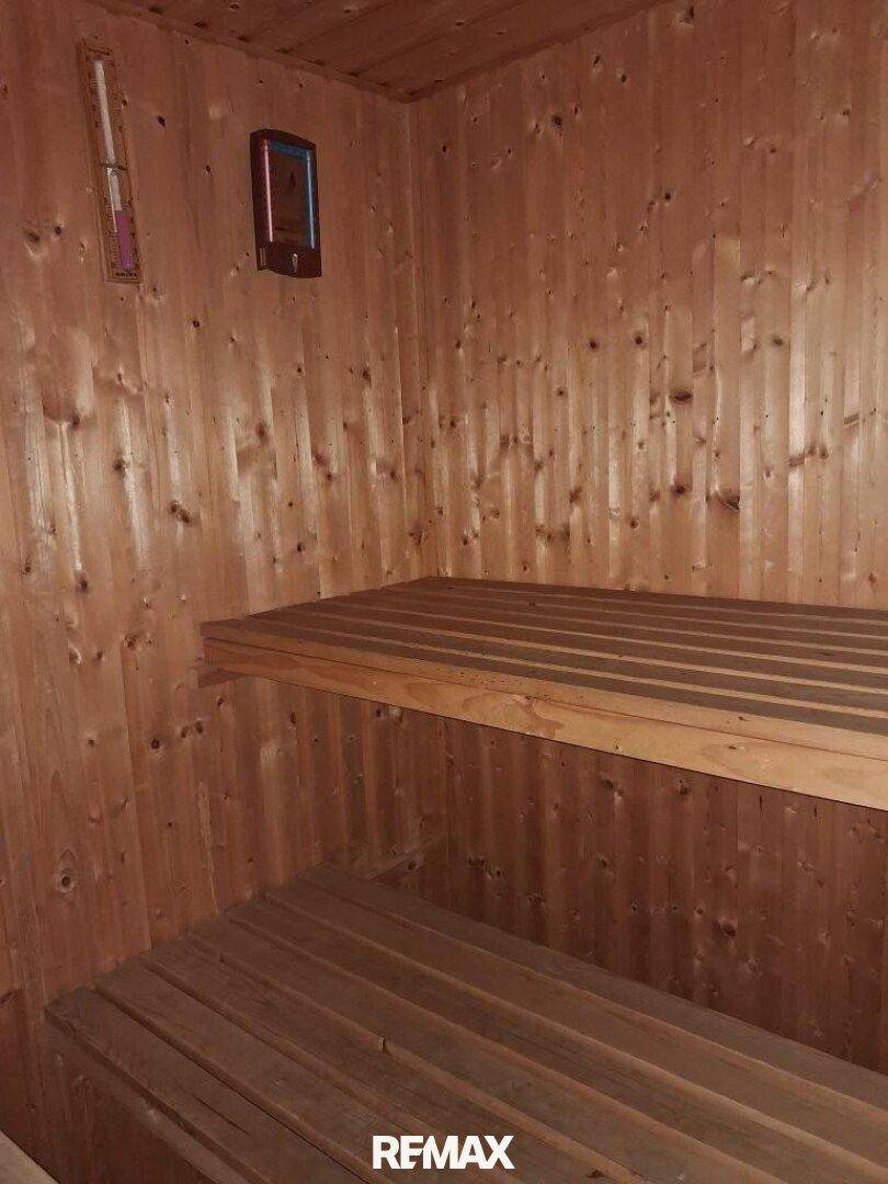 Private Sauna mit Holzbänken und Holzverkleidung für entspannende Wellnessmomente.