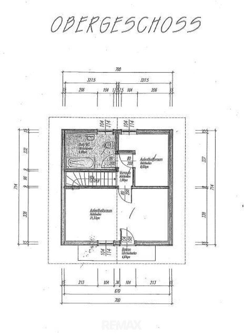 Grundriss des Obergeschosses mit Raumaufteilung, Bad und Balkon.