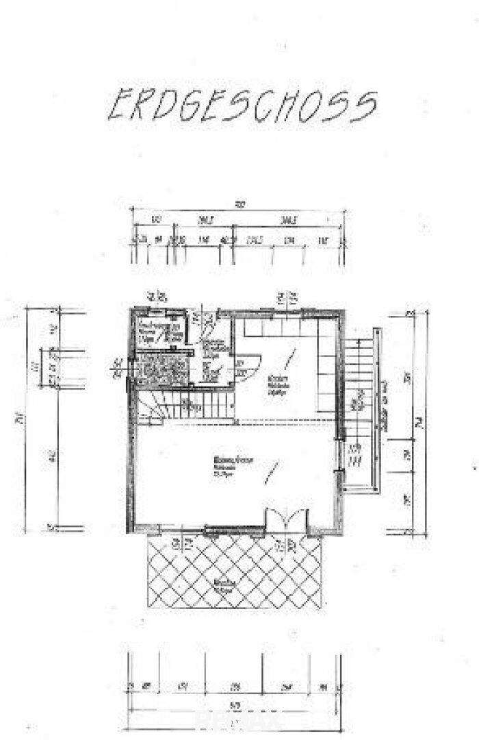 Grundriss des Erdgeschosses mit Raumaufteilung und Maßen.