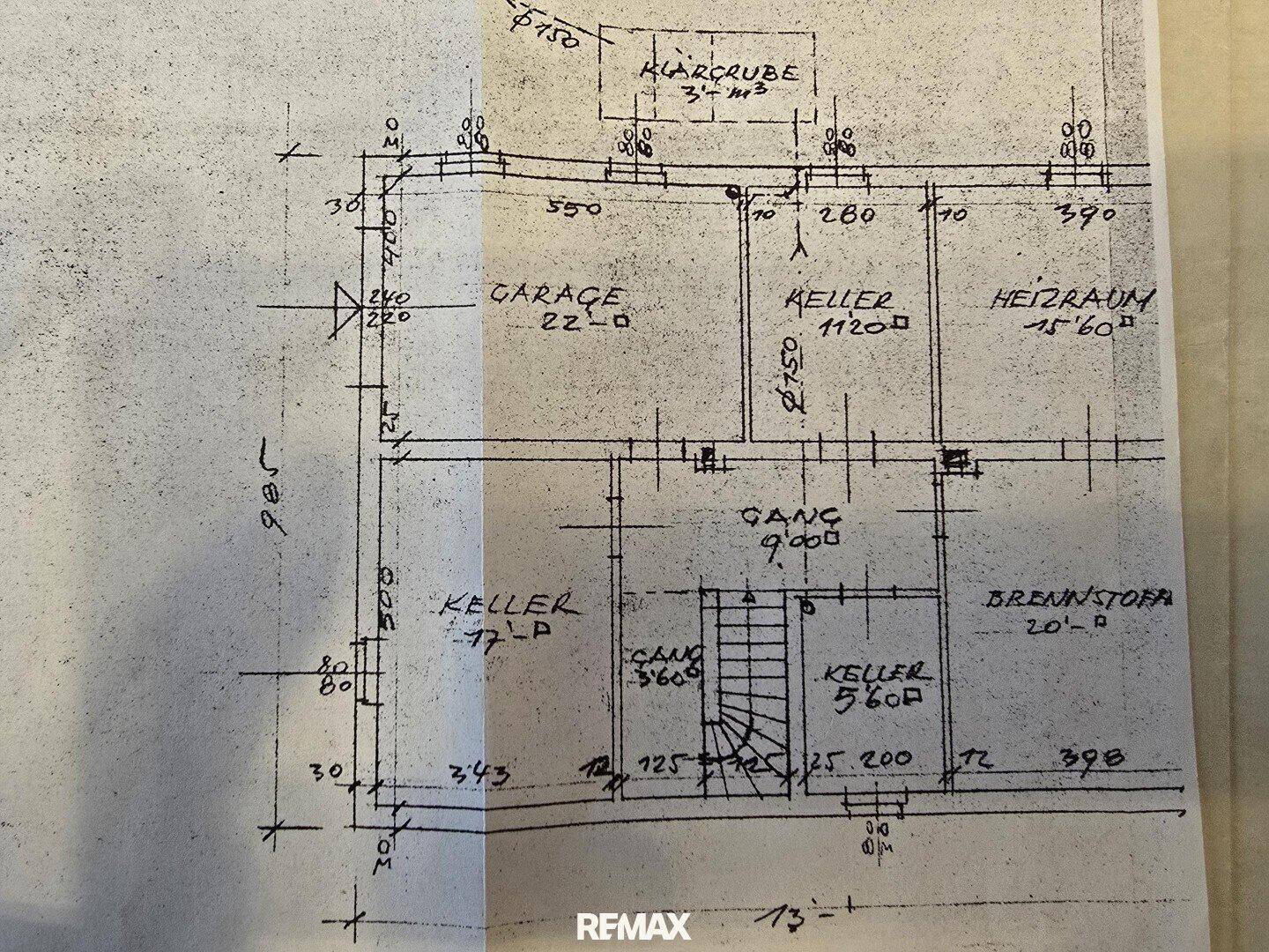 Handgezeichneter Grundriss des Kellergeschosses mit Garage, Heizraum und mehreren Kellerräumen.
