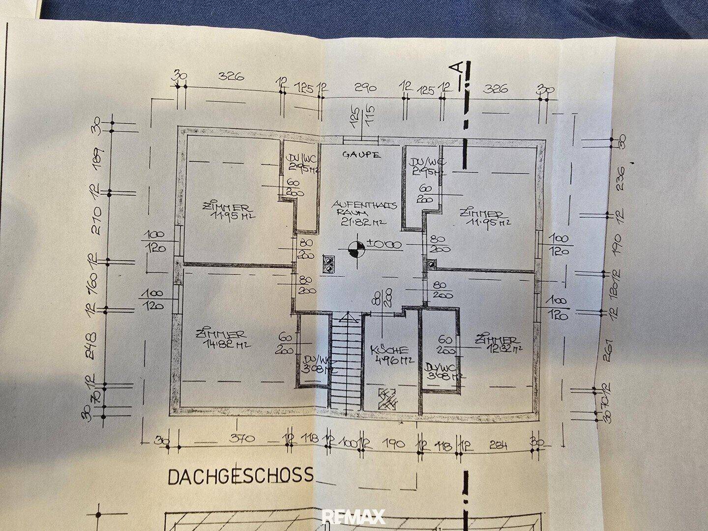 Handgezeichneter Grundriss des Dachgeschosses mit mehreren Zimmern, Küche und Bädern.