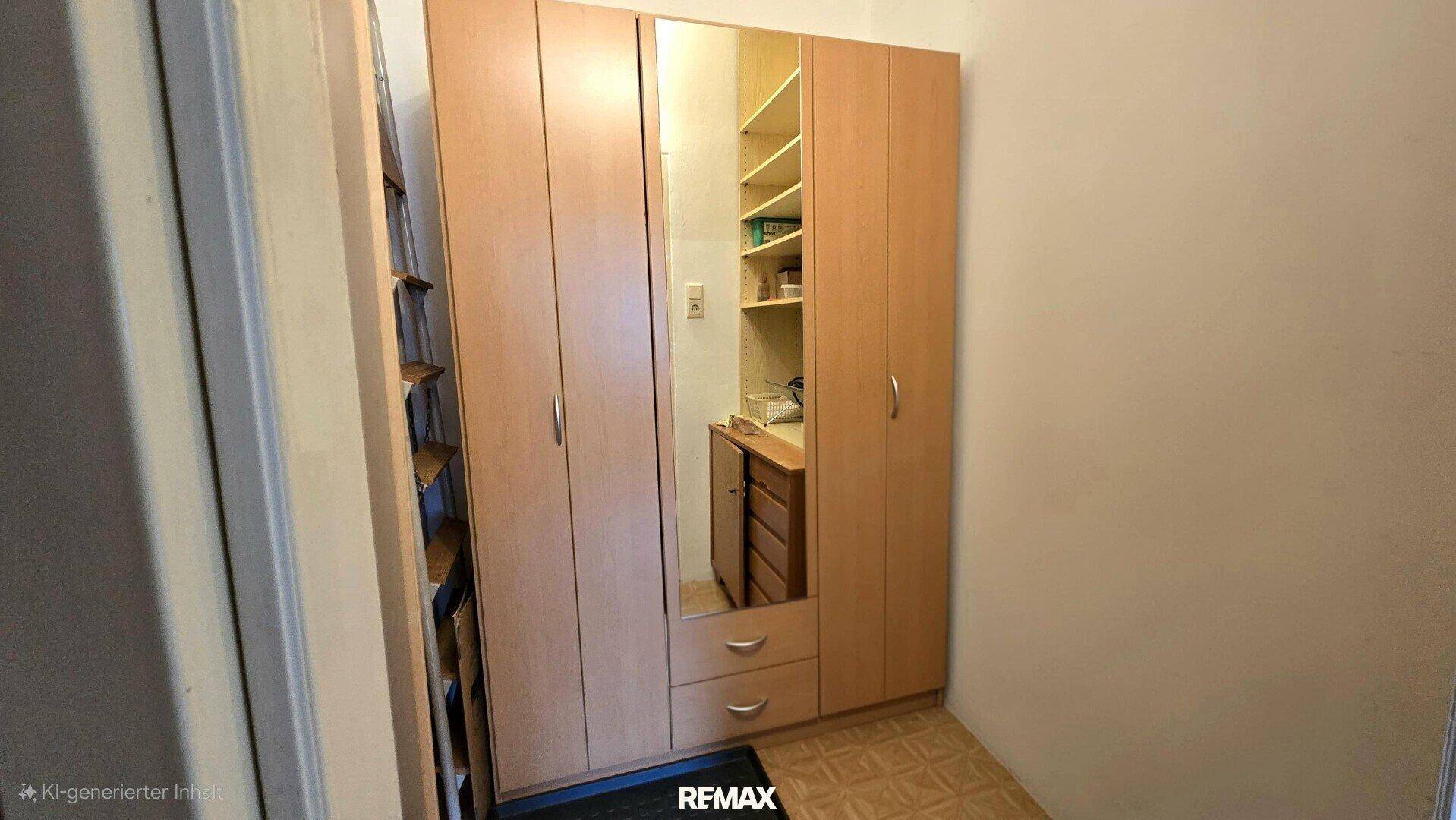Praktischer Abstellraum mit Einbauschrank und Regalen für zusätzlichen Stauraum.