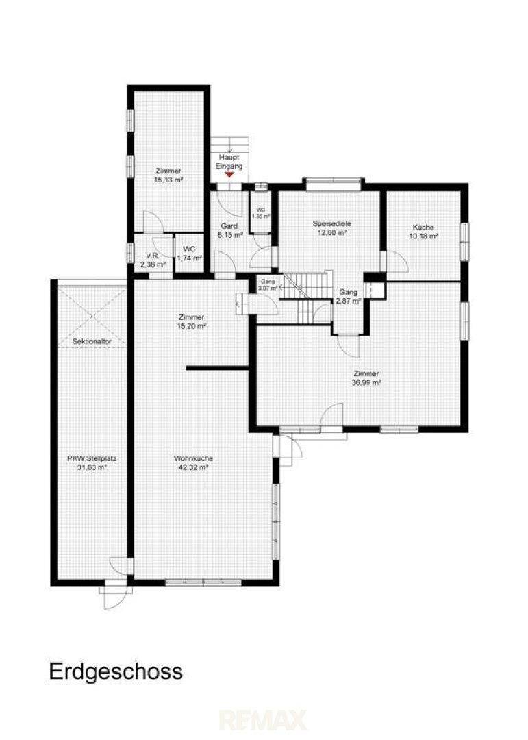 Grundriss des Erdgeschosses mit offener Wohnküche, Zimmern und integriertem Stellplatz.