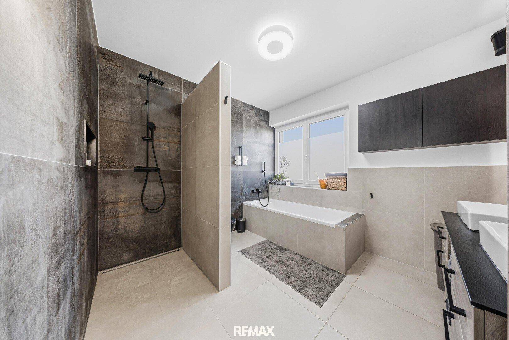 Modernes Badezimmer mit begehbarer Dusche, Badewanne und Doppelwaschbecken.
