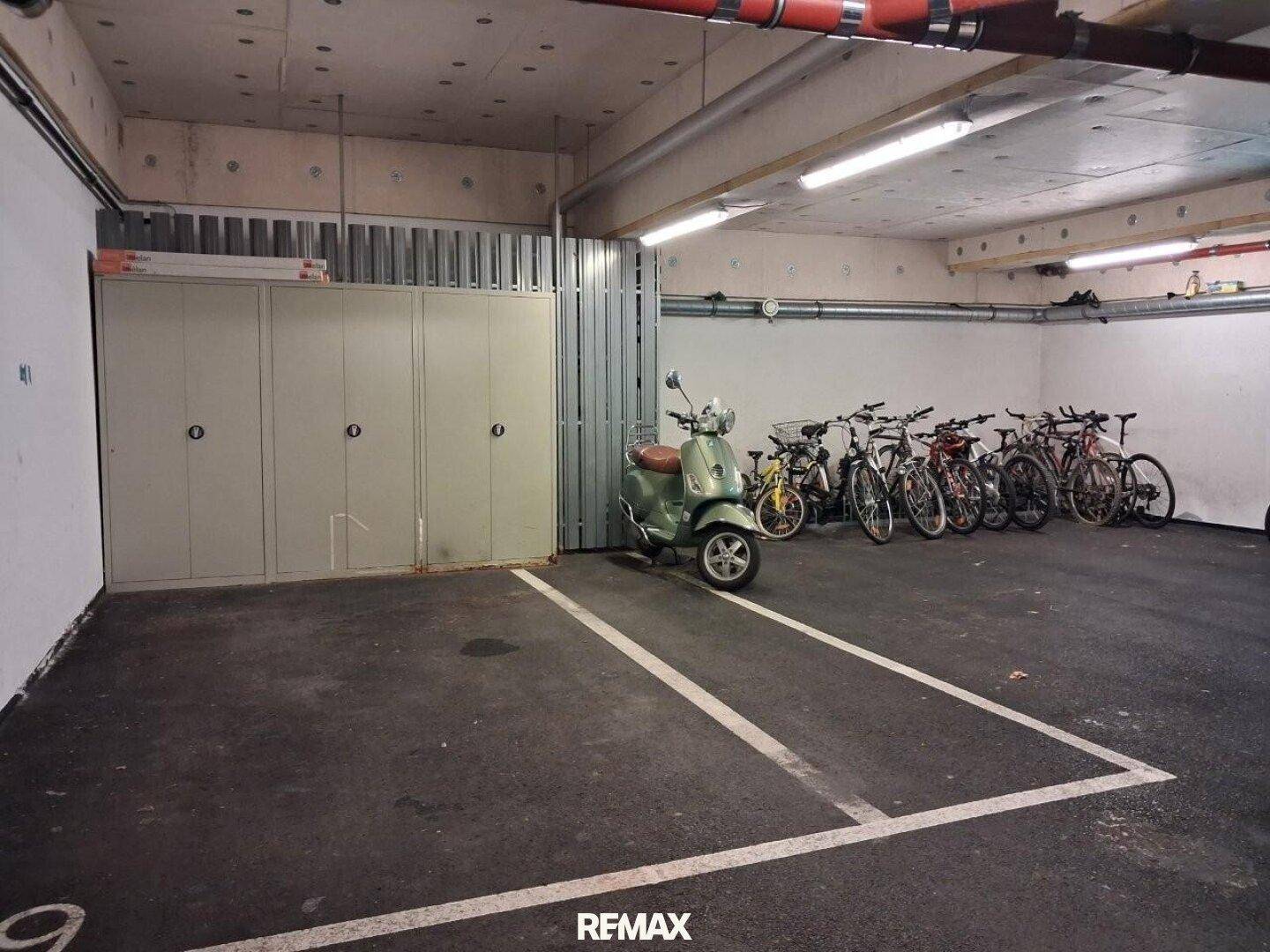 Tiefgarage mit Stellplätzen für Fahrzeuge und einem Bereich für Fahrräder.