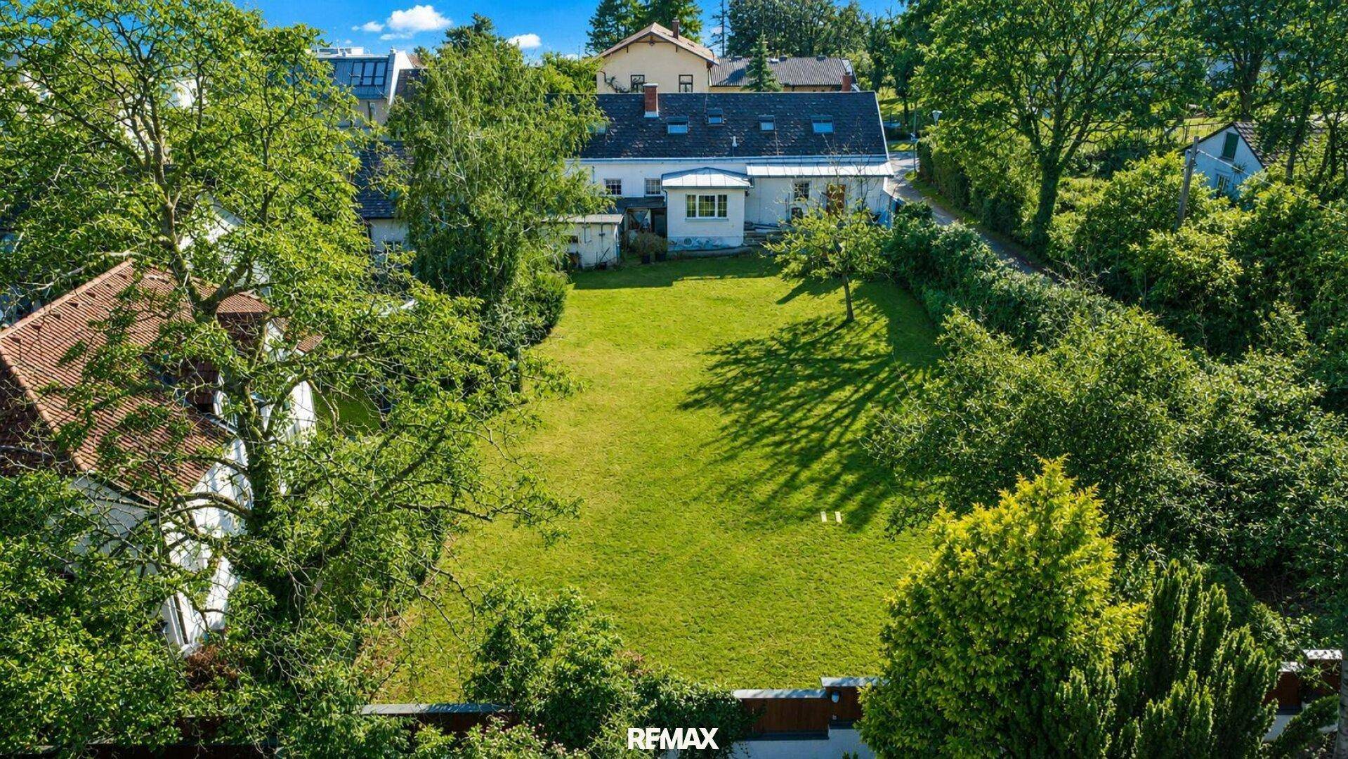 Luftaufnahme eines Hauses mit großem, gepflegten Garten und viel Grün in ländlicher Umgebung.