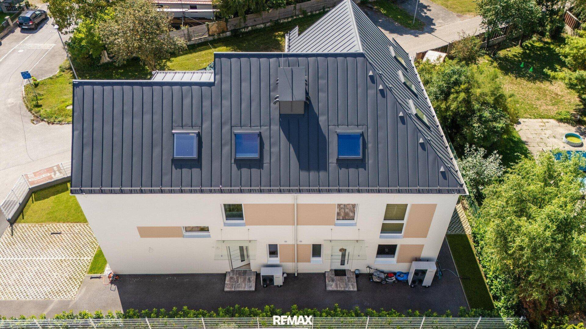 Dachansicht eines modernen Neubaus mit Satteldach und Dachfenstern.