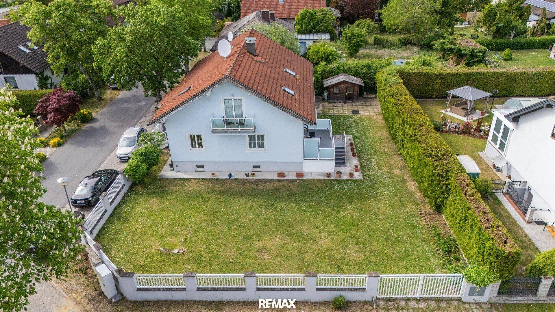 Luftaufnahme des Hauses mit großem Garten, Terrasse und Gartenhaus.