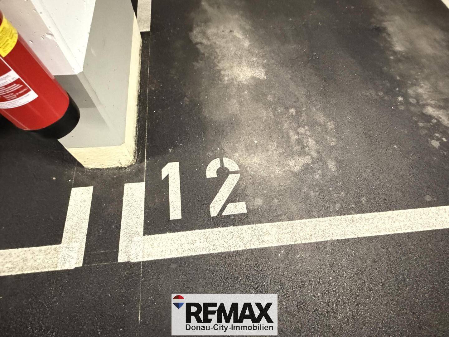 Markierter Parkplatz Nummer 12 in einer Tiefgarage.