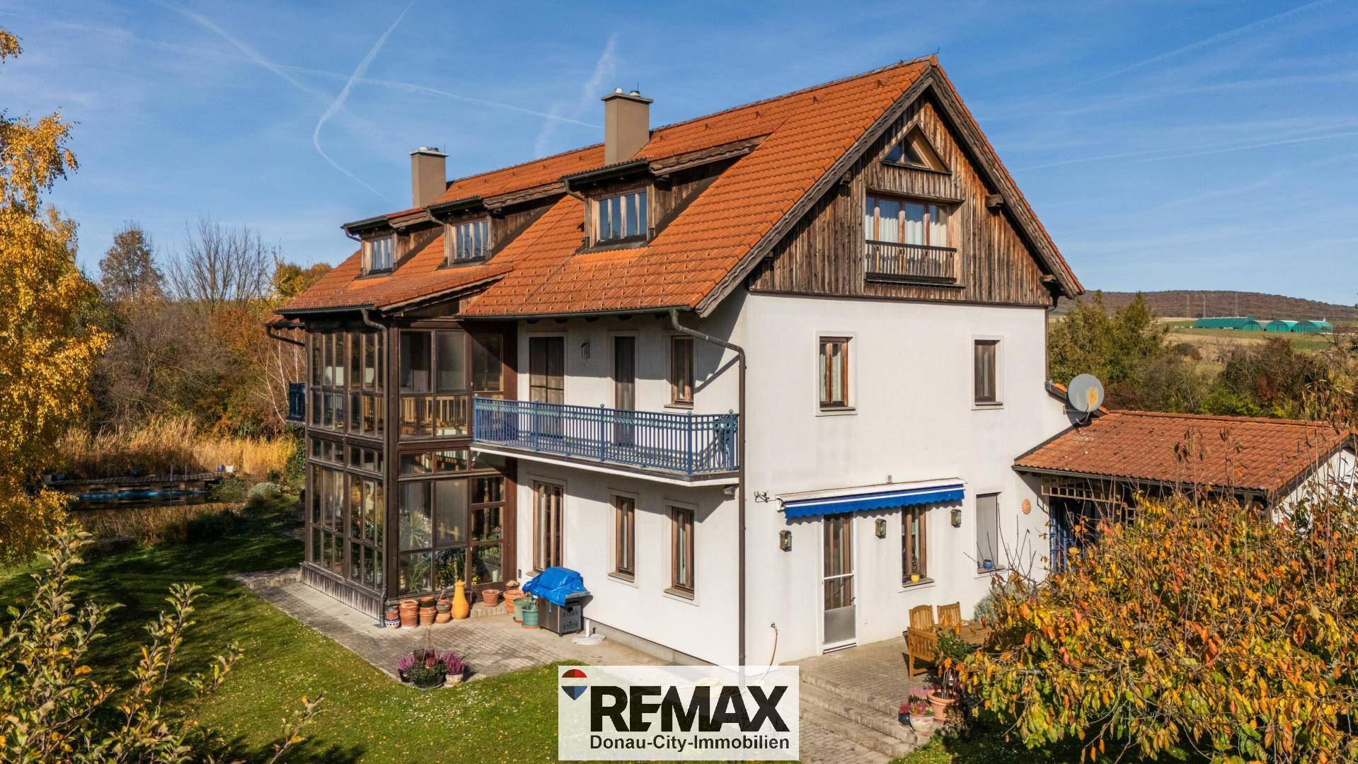 Charmantes Einfamilienhaus mit Wintergarten, Balkon und großem Garten in sonniger Lage.