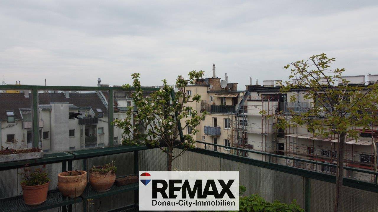 Blick von der Terrasse auf die umliegenden Gebäude der Stadt.