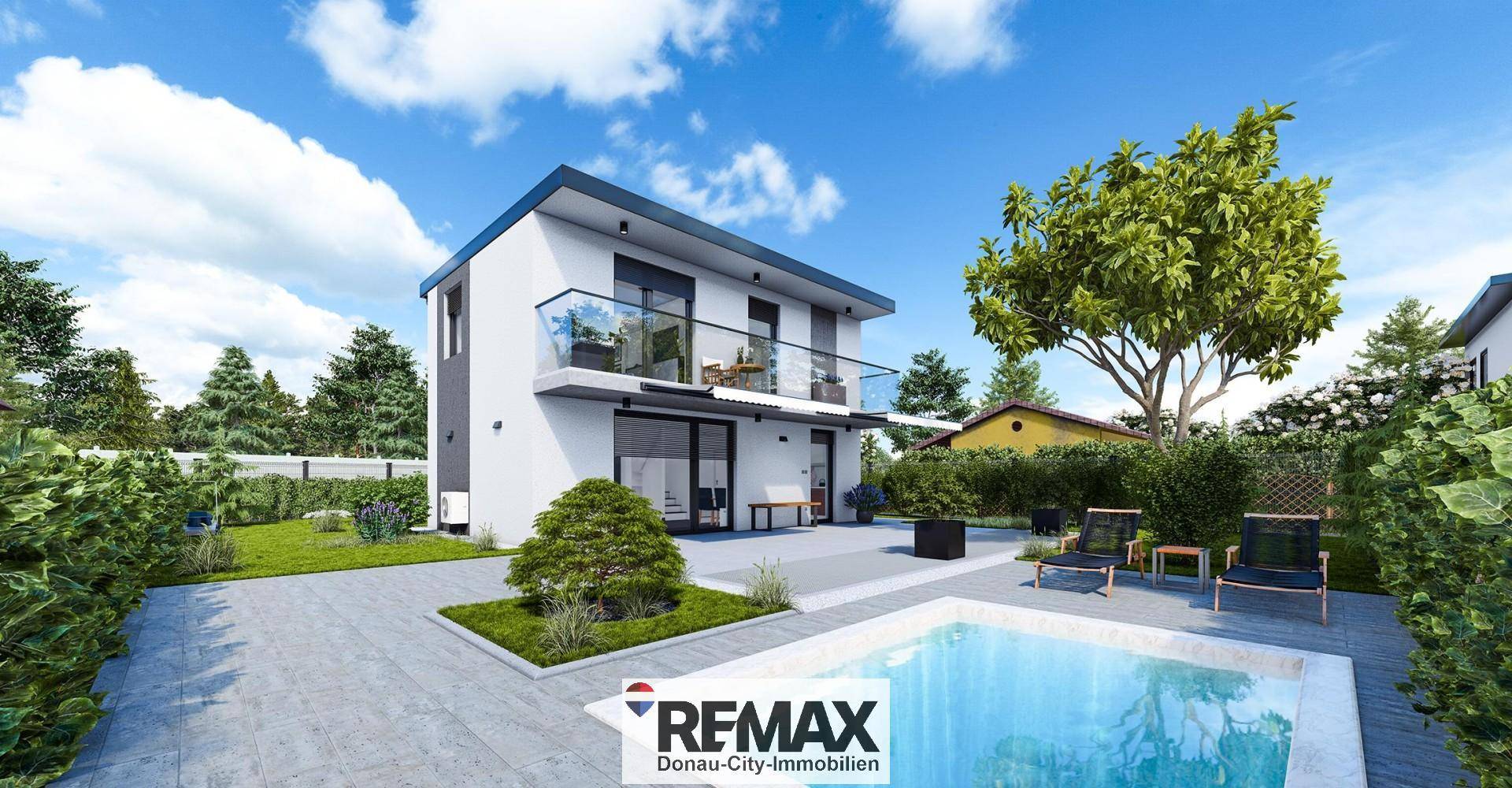 Moderne Villa mit privatem Pool, gepflegtem Garten und Balkon im Obergeschoss unter blauem Himmel.