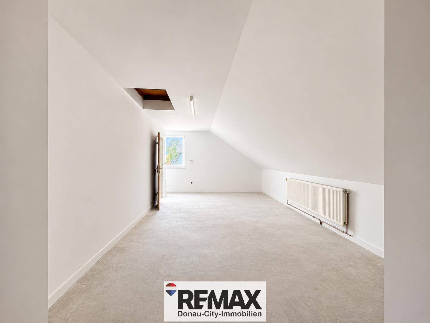 Geräumiges Dachgeschosszimmer mit Dachschräge und Fenster, ideal für Ausbau.