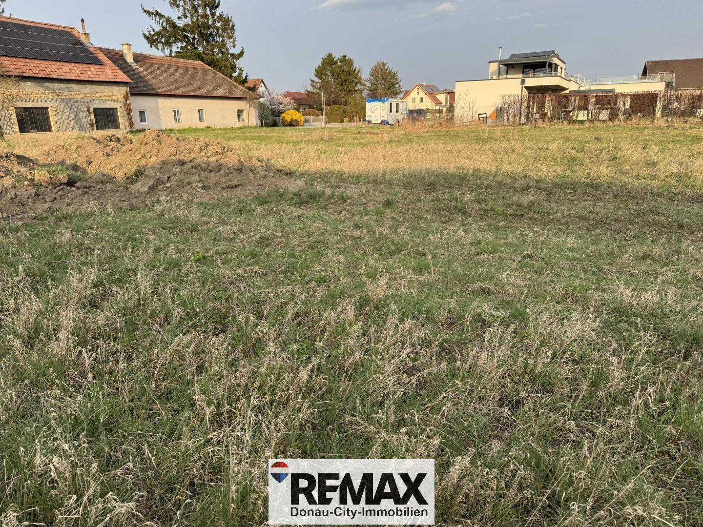 Offenes Grundstück mit weitem Blick auf die umliegende Bebauung und viel Grünfläche.