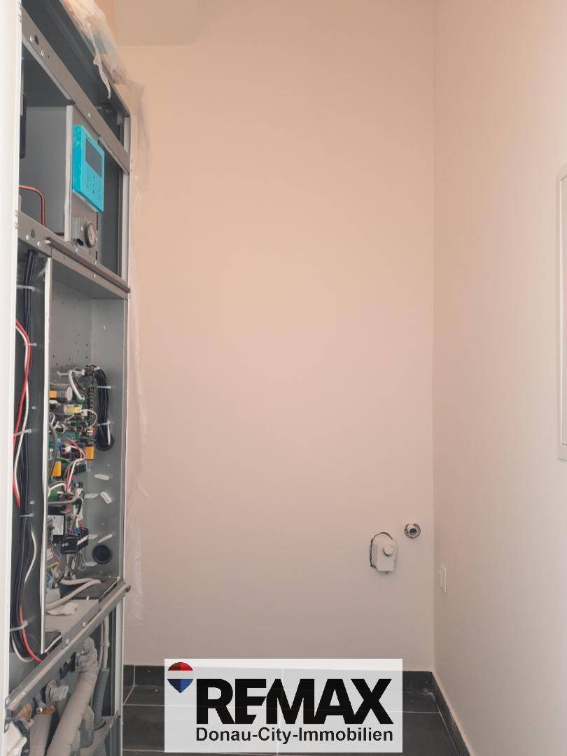 Hauswirtschaftsraum mit sichtbaren technischen Installationen und Heizungsanlage.