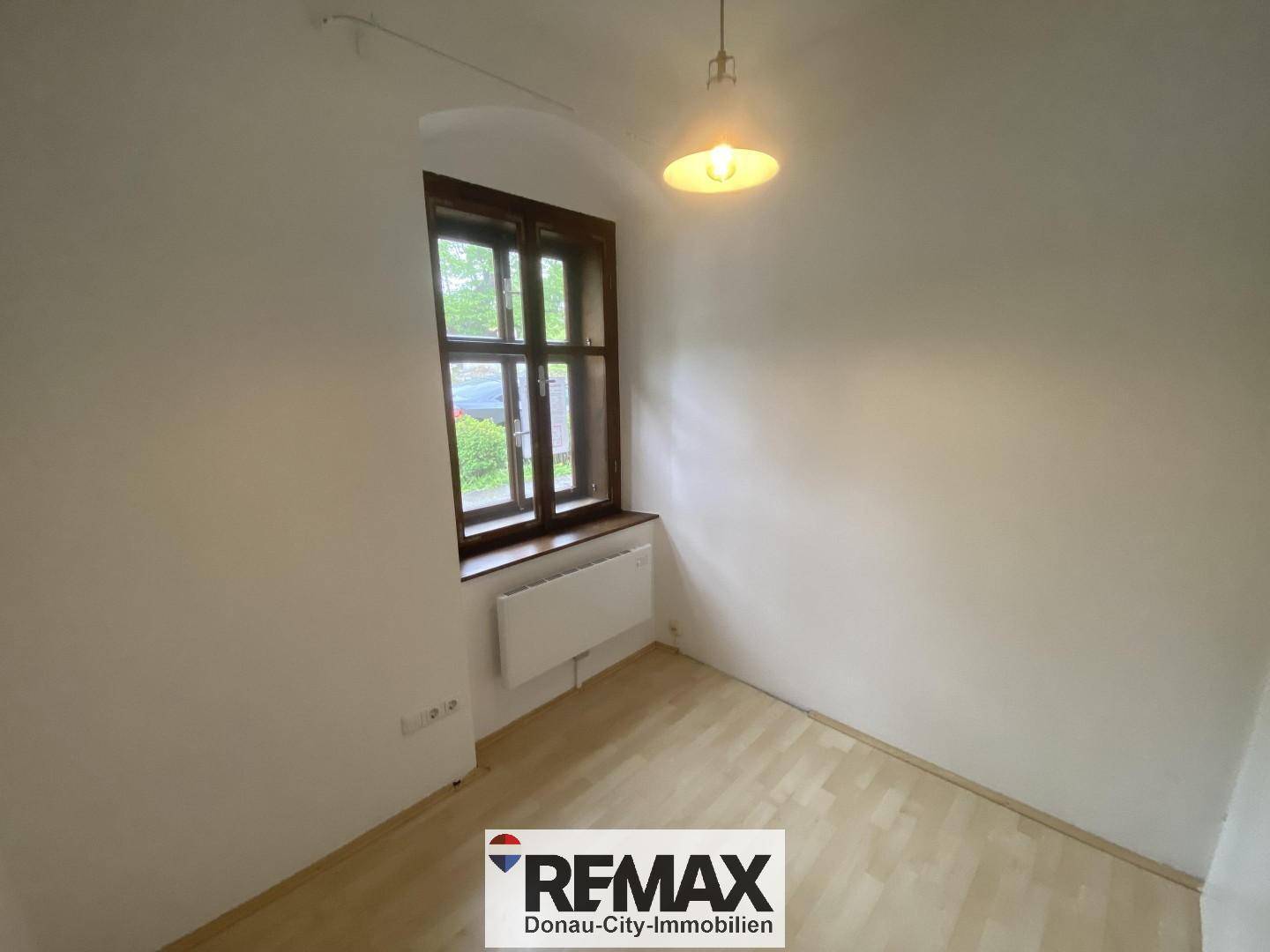 Gemütliches Zimmer mit Parkettboden und einem Fenster, ideal als Schlaf- oder Arbeitszimmer.