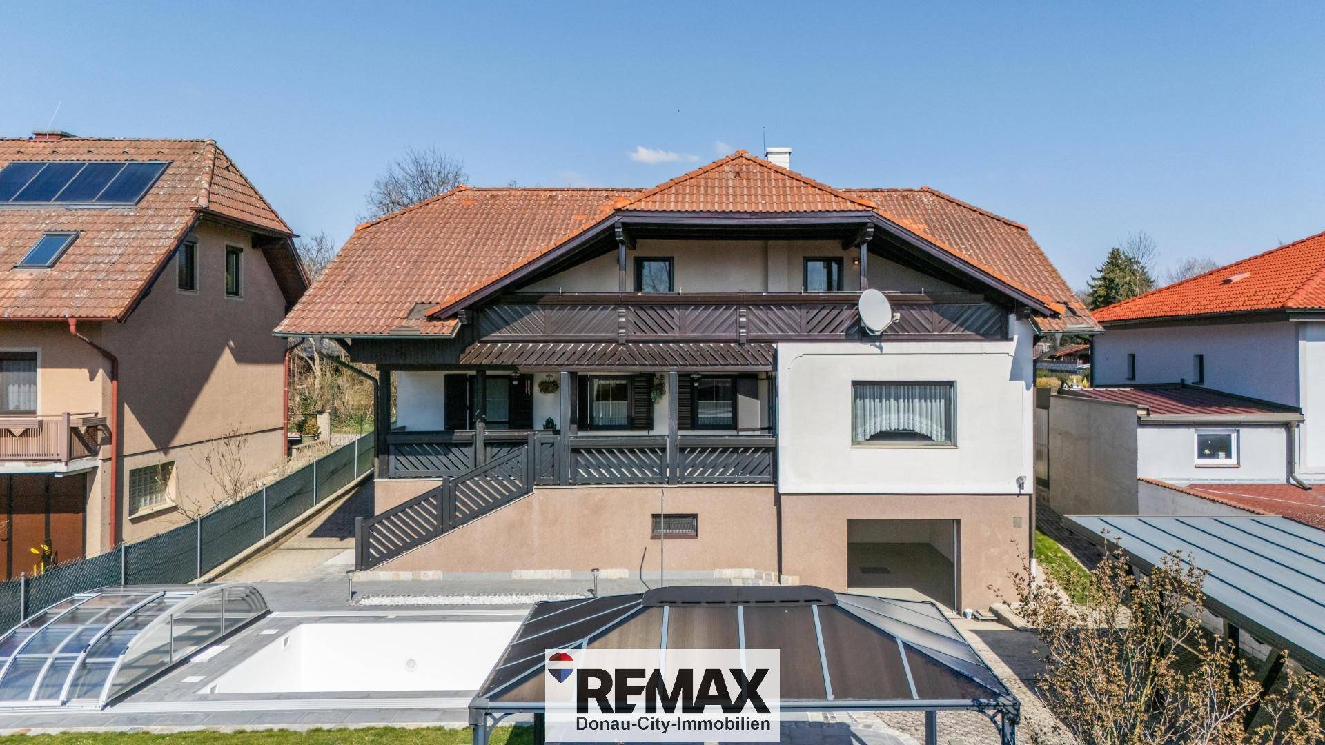Ansicht des Hauses von oben mit Poolbereich und benachbarten Gebäuden.