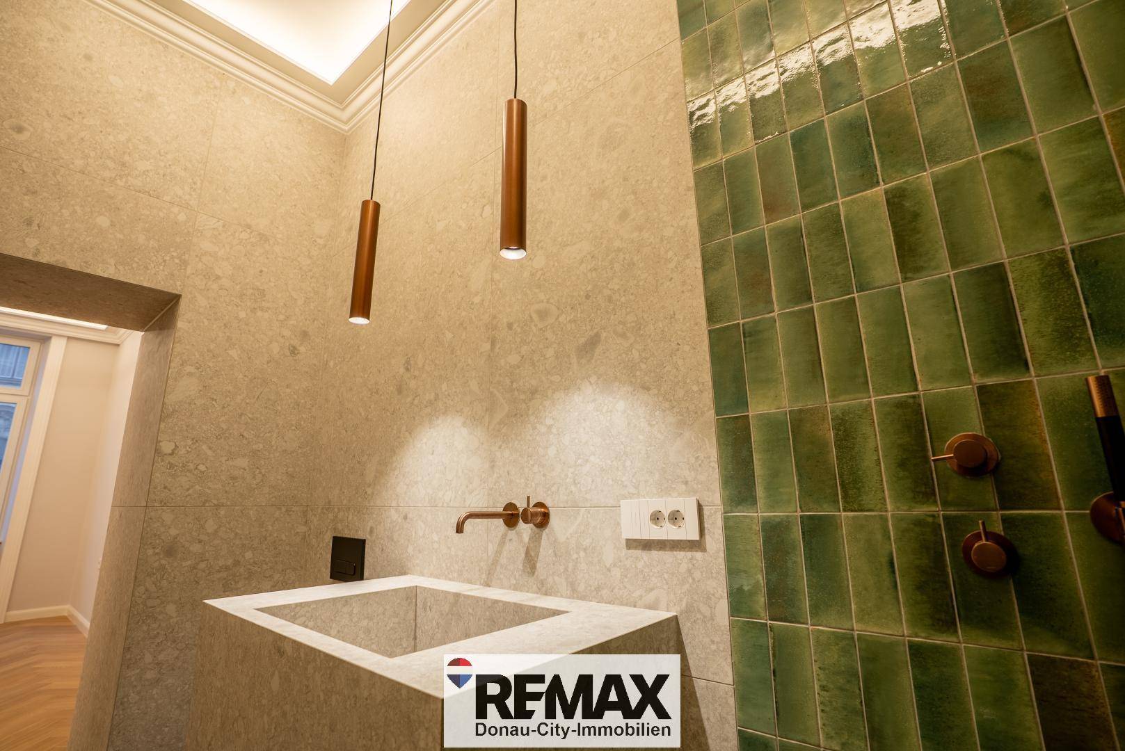 Detailaufnahme des modernen Waschbeckens und der Duscharmaturen im stilvollen Badezimmer.
