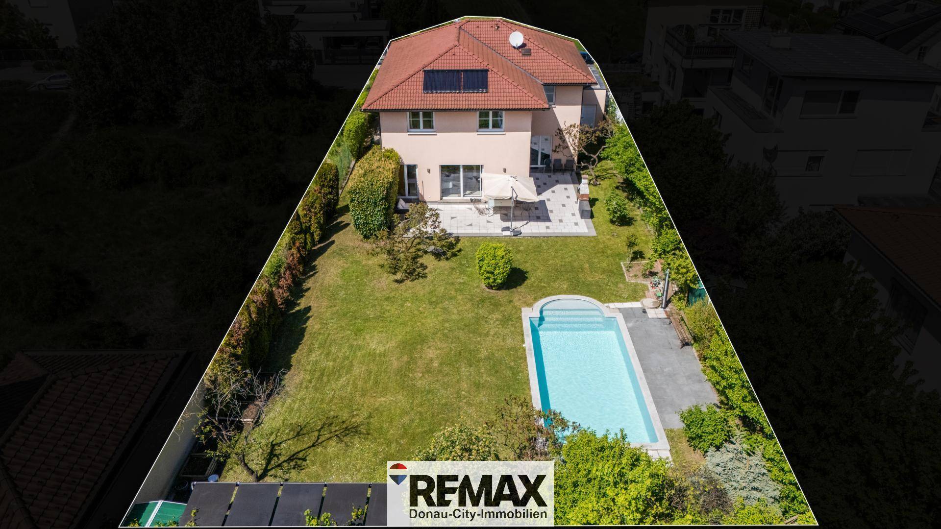 Luftaufnahme des Hauses mit Grundstücksgrenzen, Garten und Pool.