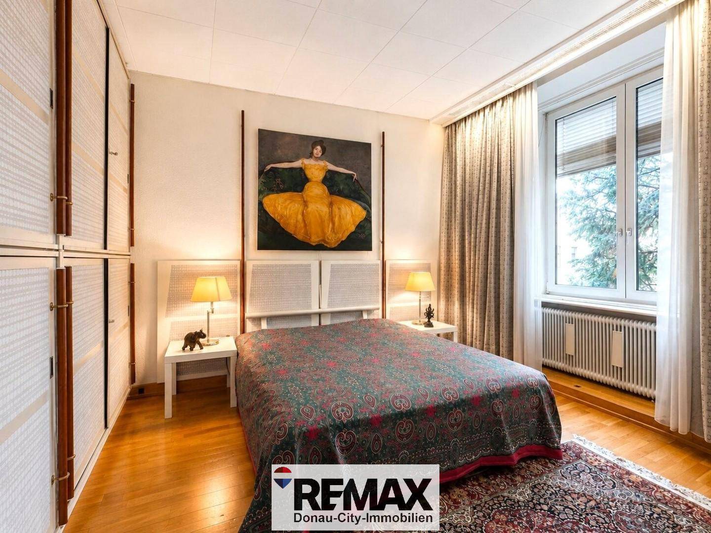 Gemütliches Schlafzimmer mit Doppelbett, Nachttischen und praktischen Einbauschränken.