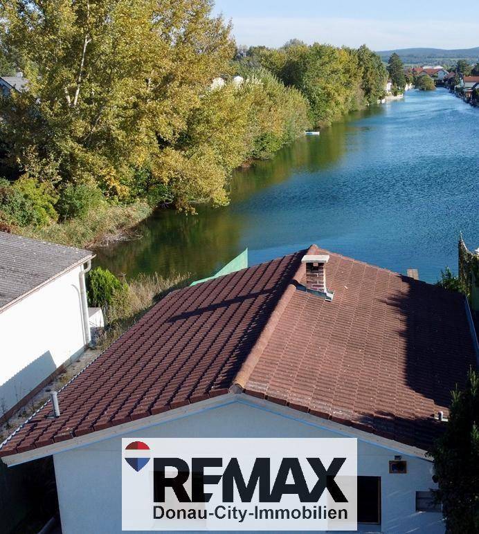 Luftaufnahme des Hauses mit Blick auf das Dach und den angrenzenden Fluss oder Kanal.