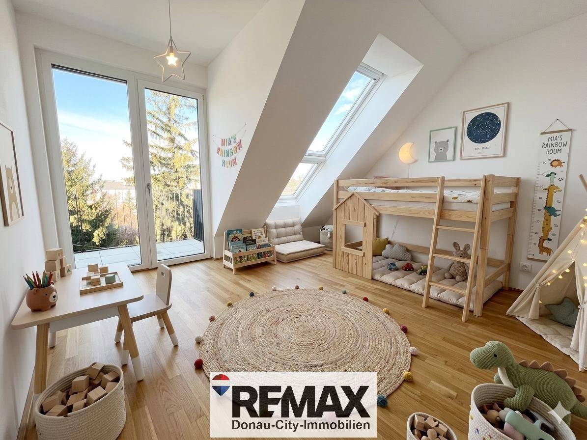 Helles Kinderzimmer mit Hochbett, Holzboden und Zugang zu einem kleinen Balkon.