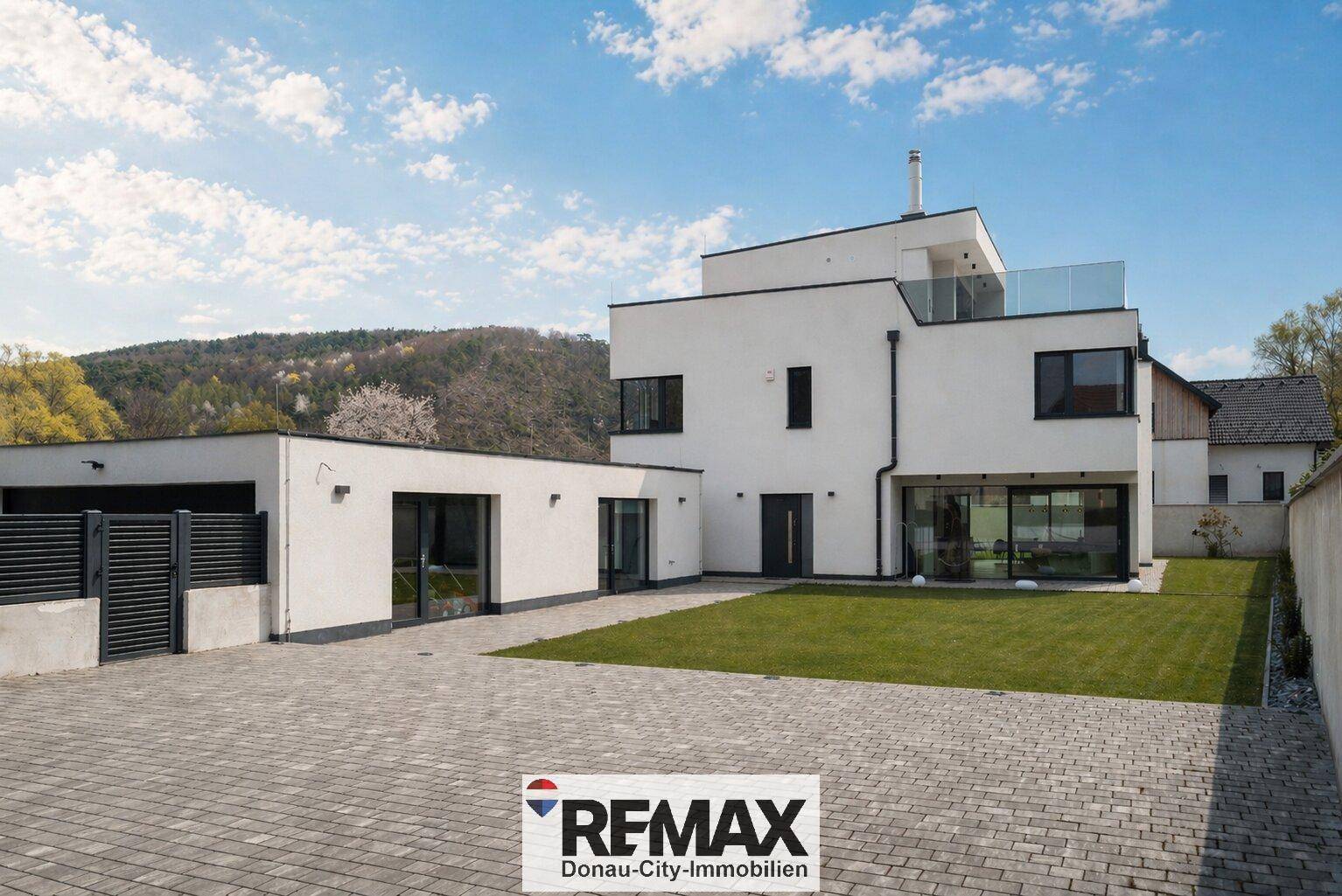 Moderne Architektur des Einfamilienhauses mit großer Auffahrt und integrierter Garage.