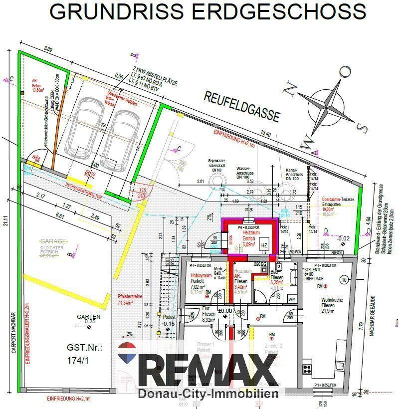 Detaillierter Grundriss des Erdgeschosses mit Grundstücksgrenzen, Maßen und Parkplätzen.