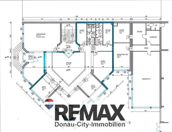 Detaillierter Grundriss mit verschiedenen Büroräumen, Lagerflächen, einem Atrium und einem Aufzug.