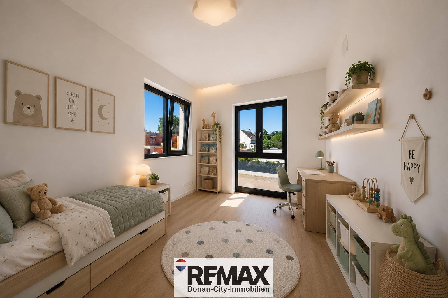Kinderzimmer mit Einzelbett, Schreibtisch, Holzregalen und Zugang zu einem Balkon.