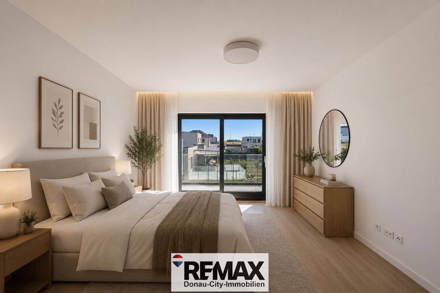 Modernes Schlafzimmer mit Doppelbett, Holzboden und Zugang zu einem Balkon.
