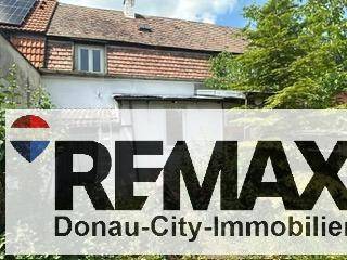 Außenansicht des Hauses mit Ziegeldach und Photovoltaikanlage auf dem Dach.