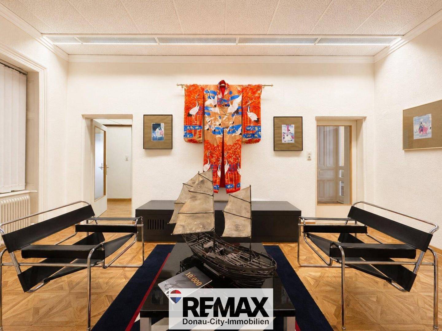 Stilvoller Flur oder Lounge-Bereich mit modernen Sesseln und dekorativer Wandkunst.