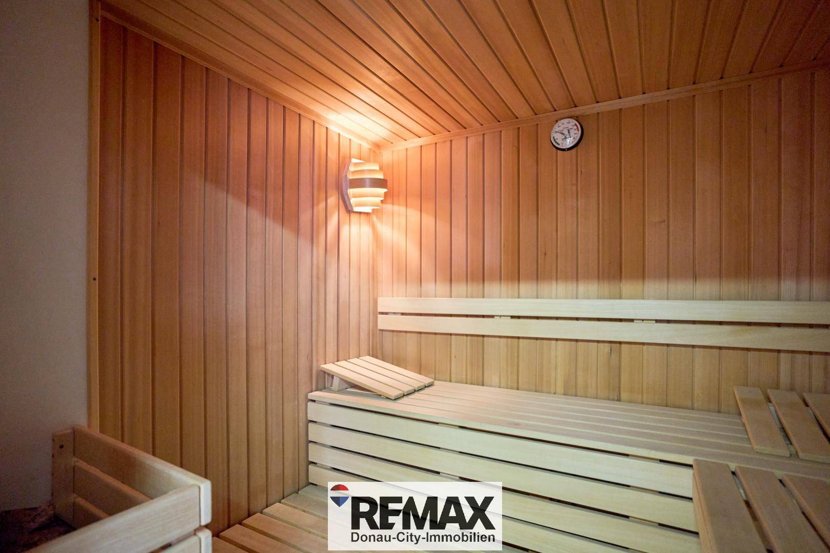 Gemütliche Holzsauna mit Bänken und stimmungsvoller Beleuchtung.