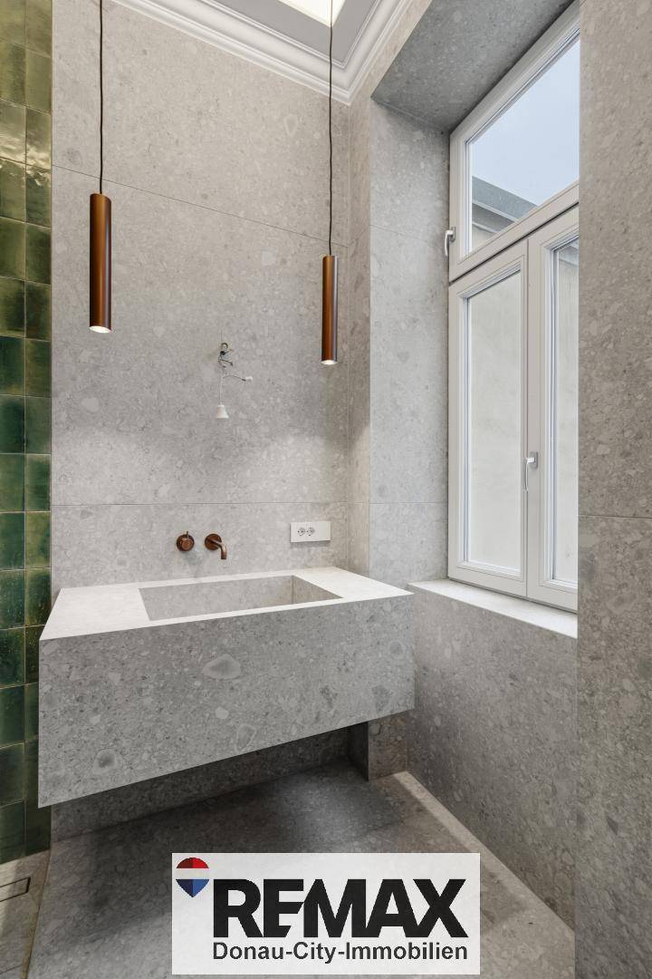 Detailansicht des modernen Waschbeckens und des Fensters im stilvollen Badezimmer.