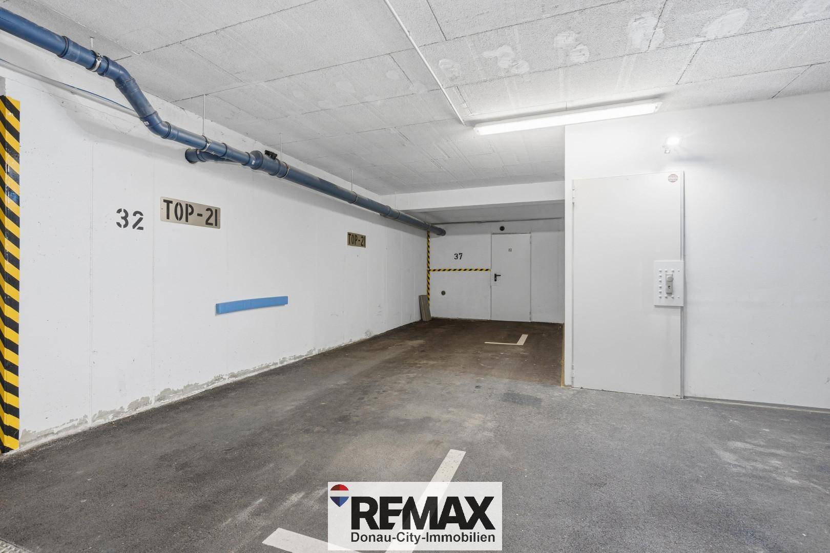 Tiefgarage mit markierten Stellplätzen und guter Beleuchtung, bietet sicheren Parkraum.