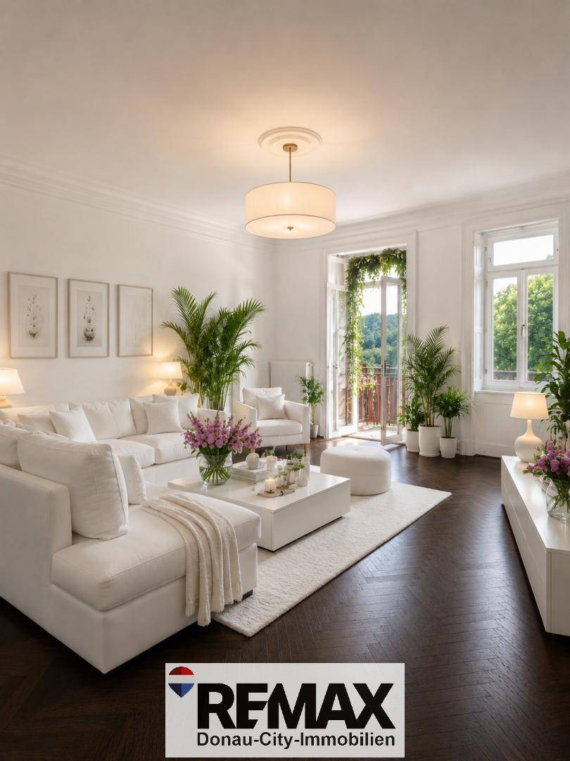 Elegantes Wohnzimmer mit weißer Couchgarnitur, dunklem Parkett und Zugang zu einem französischen Balkon.