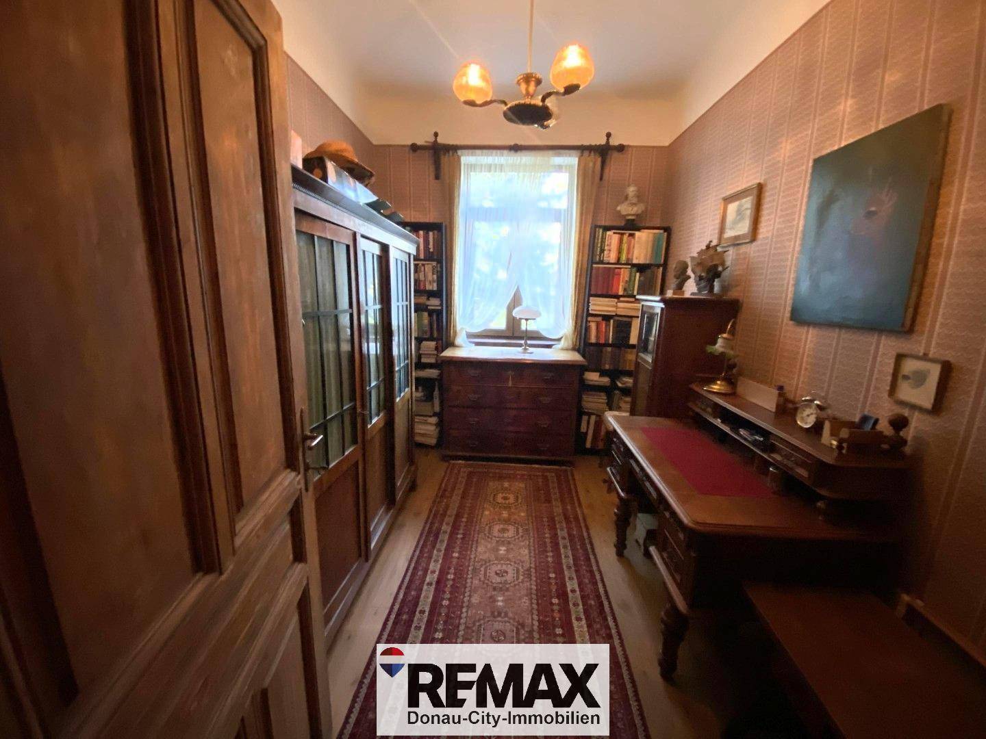 Klassisches Arbeitszimmer mit Bücherregalen, Holzmöbeln und traditioneller Einrichtung.