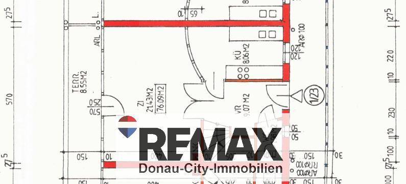 Grundriss des Erdgeschosses mit Küche, Zimmer und Terrasse.