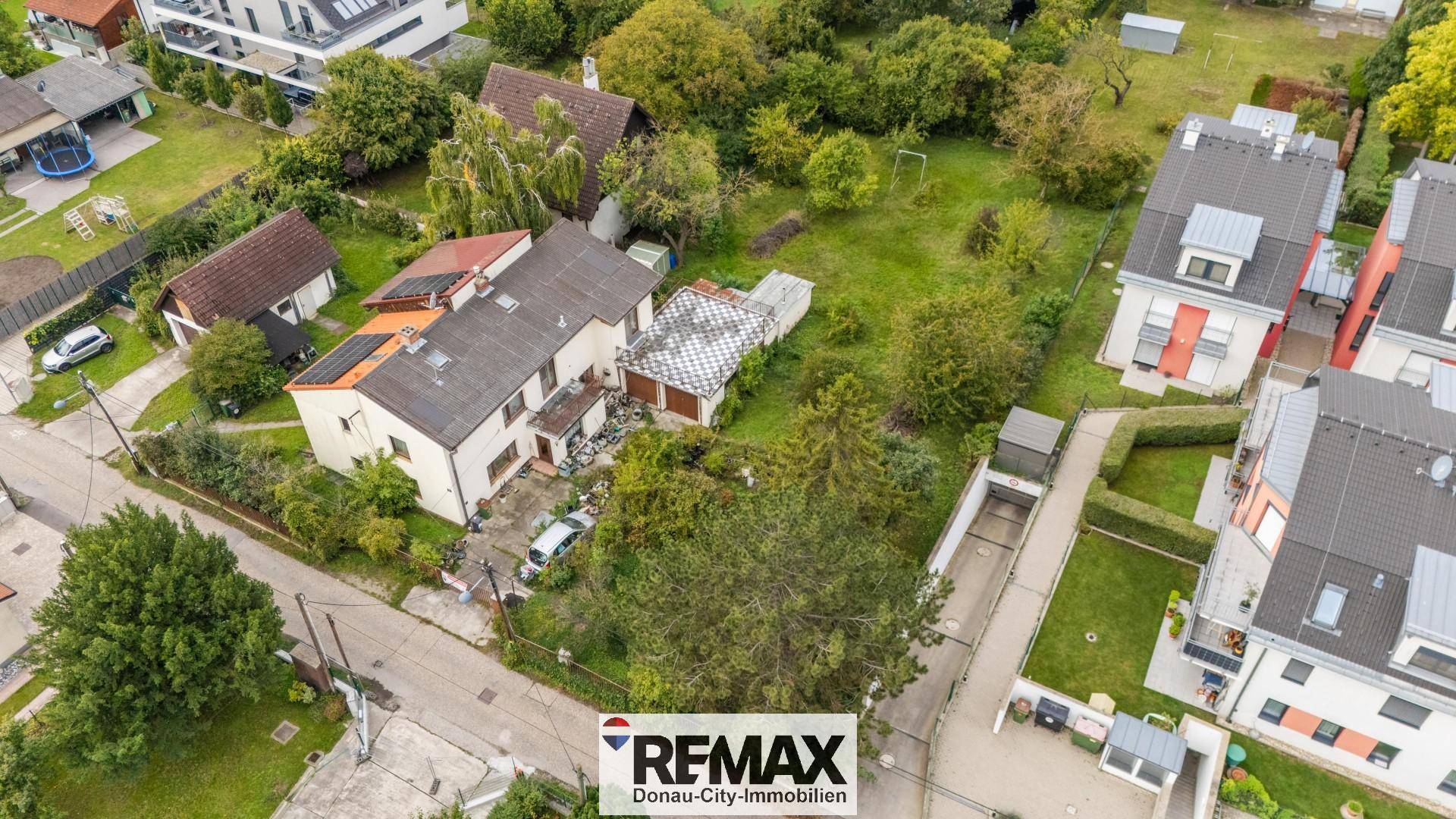 Übersicht aus der Vogelperspektive des Wohnhauses mit weitläufigem Garten und angrenzenden Gebäuden.